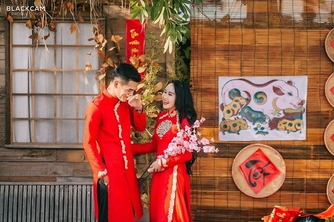 Cầu thủ Tiến Linh rạng ngời bên bạn gái.