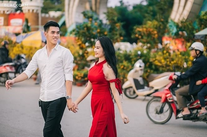 Cả hai cùng dạo chợ Tết giữa chợ hoa, quất cảnh.