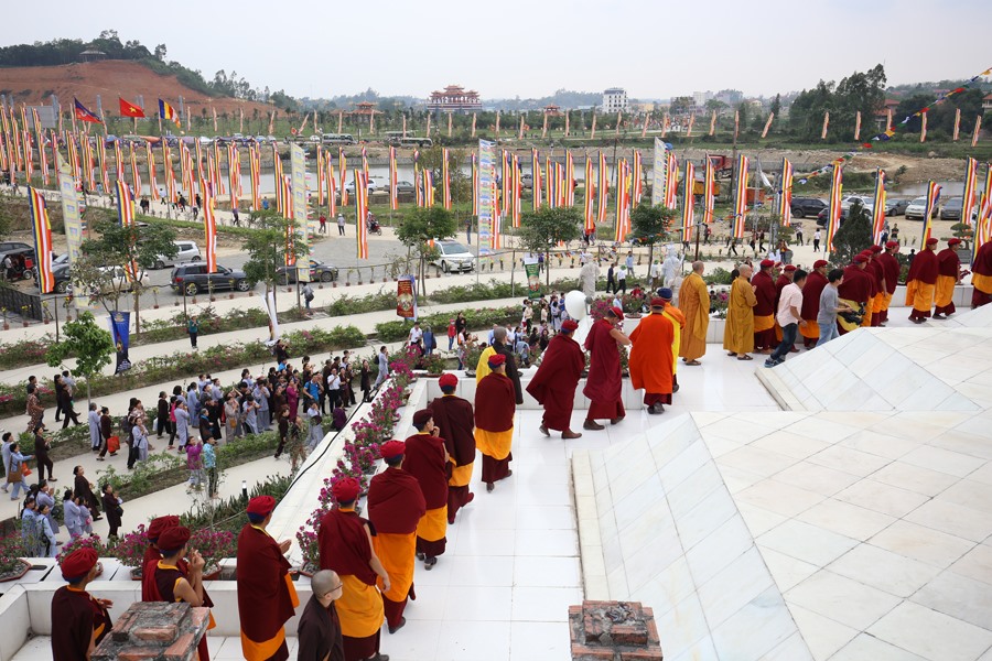 Chư Tăng Ni Phật tử đi nhiễu Đại Bảo tháp Mandala Tây Thiên.
