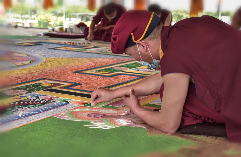 Lama Ấn Độ kiến lập Mandala Phật Quan Âm bằng đá quý.