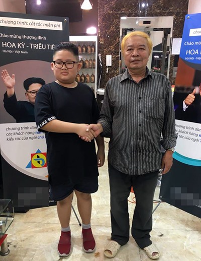 Hai vị khách cắt kiểu tóc của ông Kim Jong-un và Donald Trump ngày 19.2. Ảnh: Phương Mai