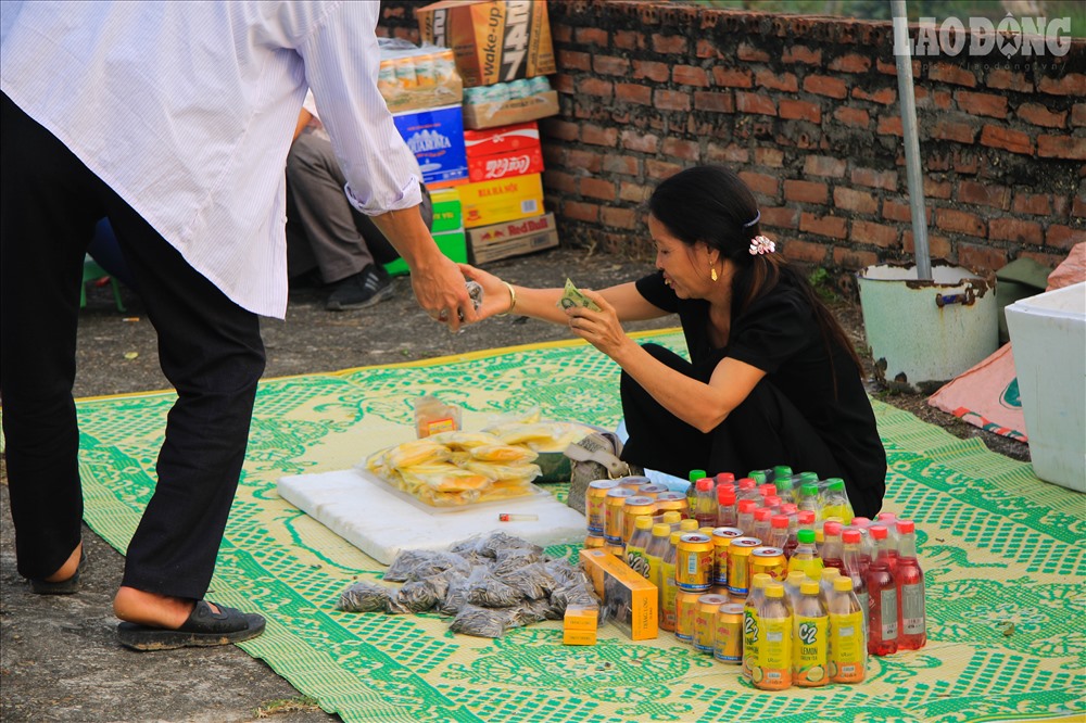 Đồ ăn được bày bán tại hàng trên cùng của khán đài.
