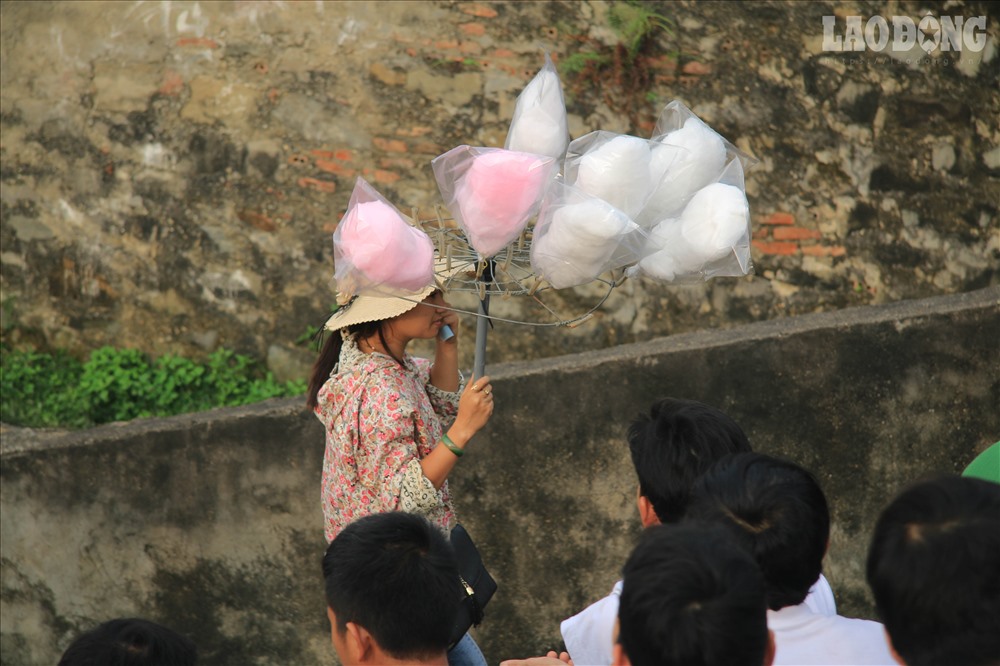 Xoài, xúc xích, kem, kẹo bông,... đều được phục vụ tận nơi cho du khách.