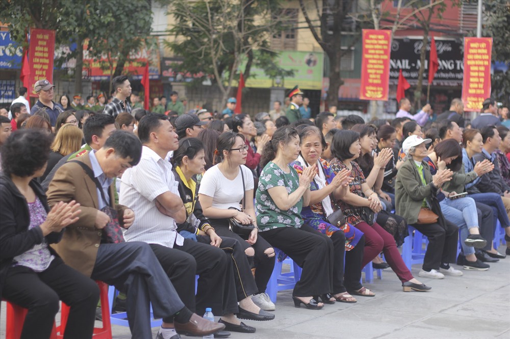 Người thân gia đình tập trung tại lễ giao nhận quân trước giờ chia tay các tân binh.
