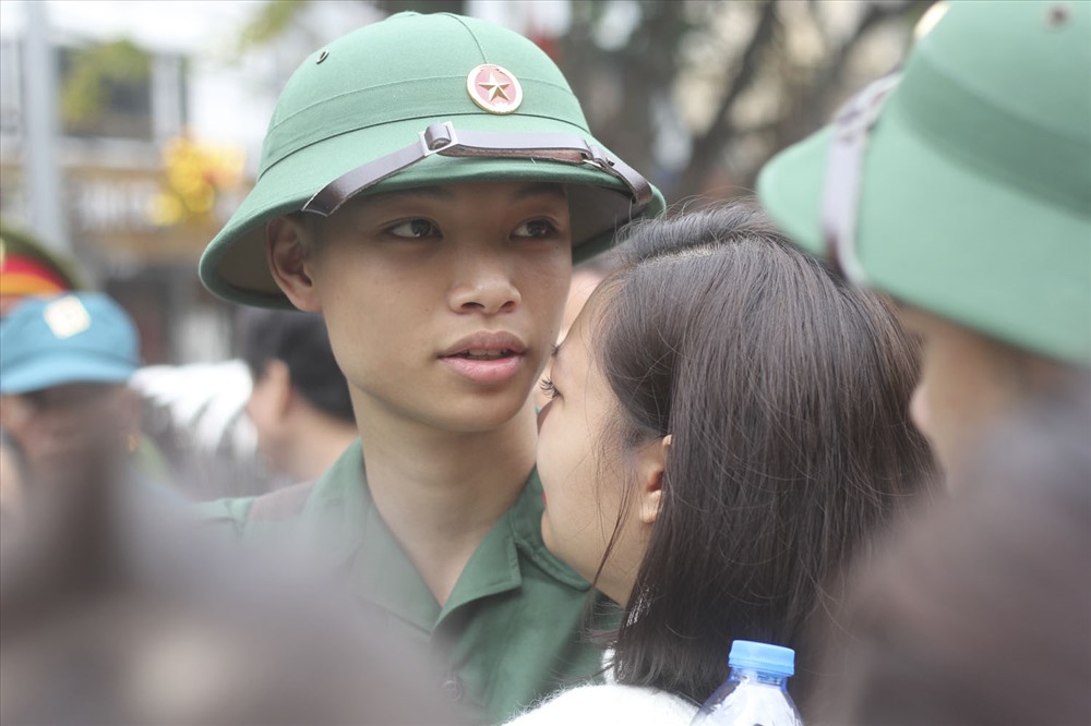 Trong giờ phút chia tay, nhiều người thân của các tân binh đã bật khóc, quyến luyến không muốn xa rời.