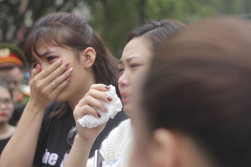 Trong giờ phút chia tay, nhiều người thân của các tân binh đã bật khóc, quyến luyến không muốn xa rời.