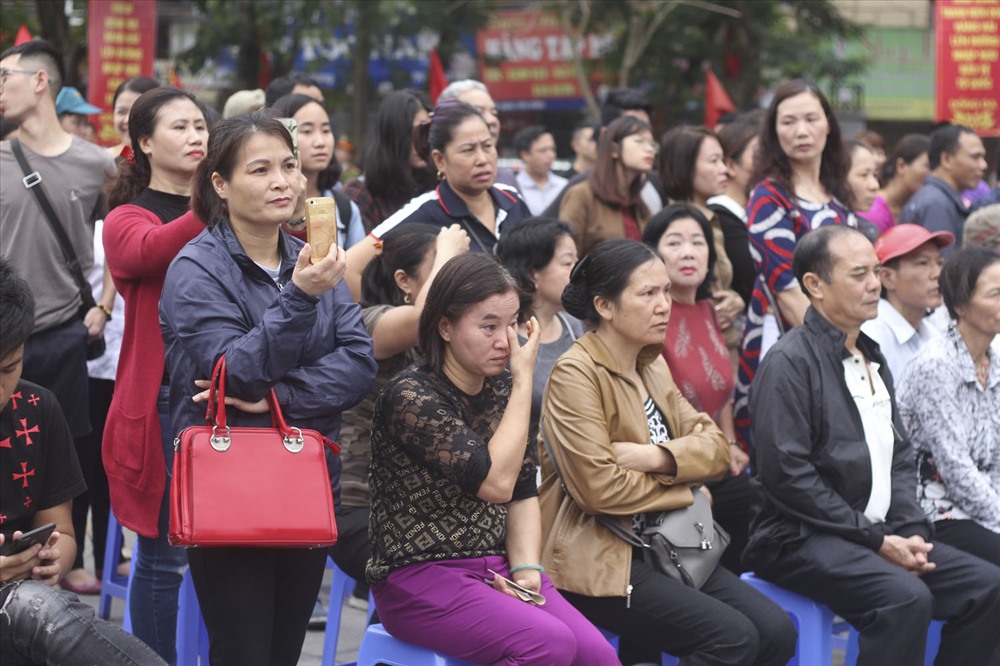 Nhiều người thân của các tân binh bày tỏ sự xúc động trước giờ chia tay người thân.