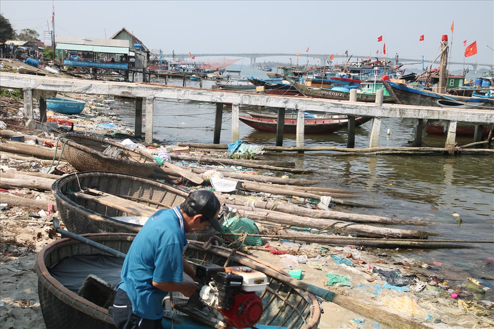 Hằng ngày, người dân vẫn làm việc trên đống rác thải mặc xung quanh vô số mùi hôi, ruồi, muỗi.