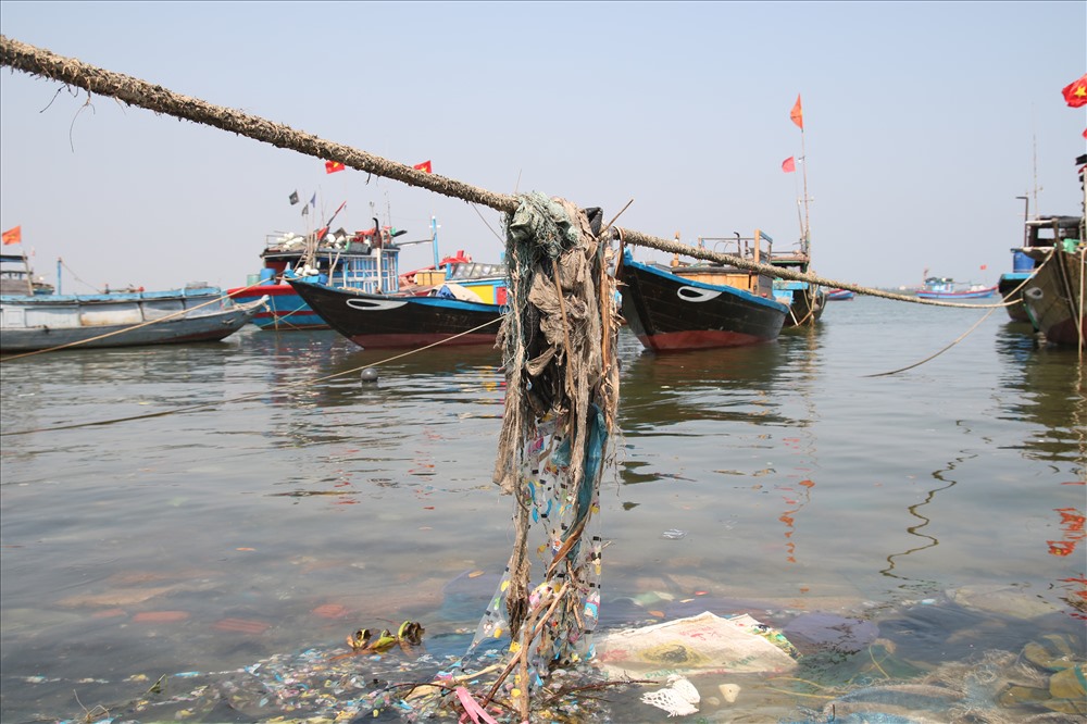 Ông Nguyễn Văn Thống - Chủ tịch UBND xã Duy Hải - cho biết, lượng rác thải ở đây có hai nguyên nhân. Một là do người dân trực tiếp đổ ra. Hơn nữa, khu vực này gần chợ và cảng cá. Hai là do nằm ở cuối hạ lưu, rác thải cứ thể theo dòng chảy tập vô tội vạ vào đây.