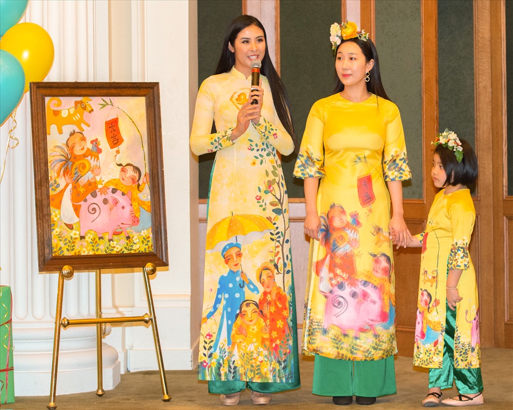 Hoa hậu Ngọc Hân gây chú ý khi giới thiệu tà áo dài tại New York. Ảnh: NVCC.