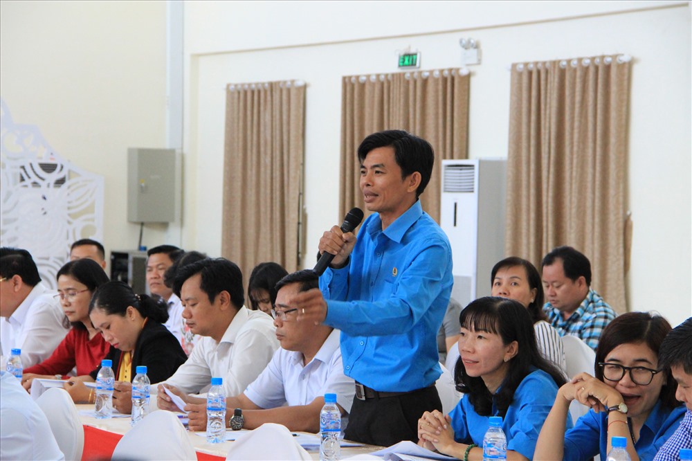 Cán bộ công đoàn cấp trên cơ sở đóp góp ý kiến tại lễ phát động.