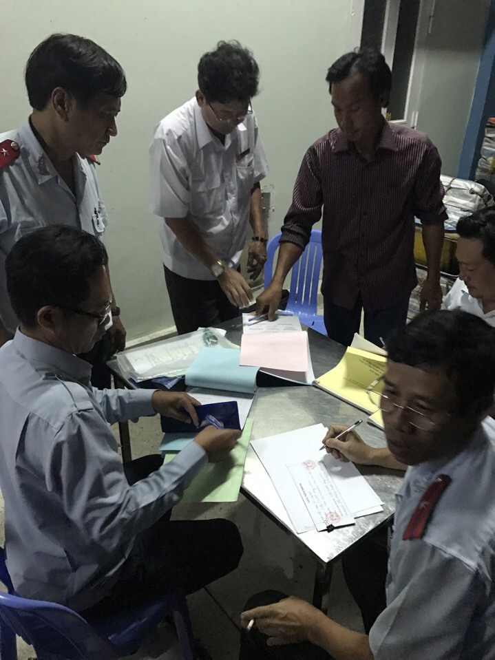Lập biên bản xử lý một cơ sở đưa tạp chất vào tôm nguyên liệu tại Bạc Liêu
