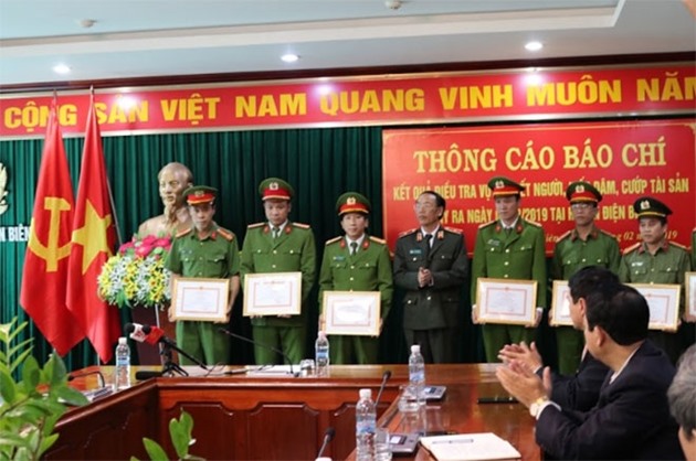 Thiếu tướng Sùng A Hồng tặng giấy khen cho các cá nhân Ban chuyên án.