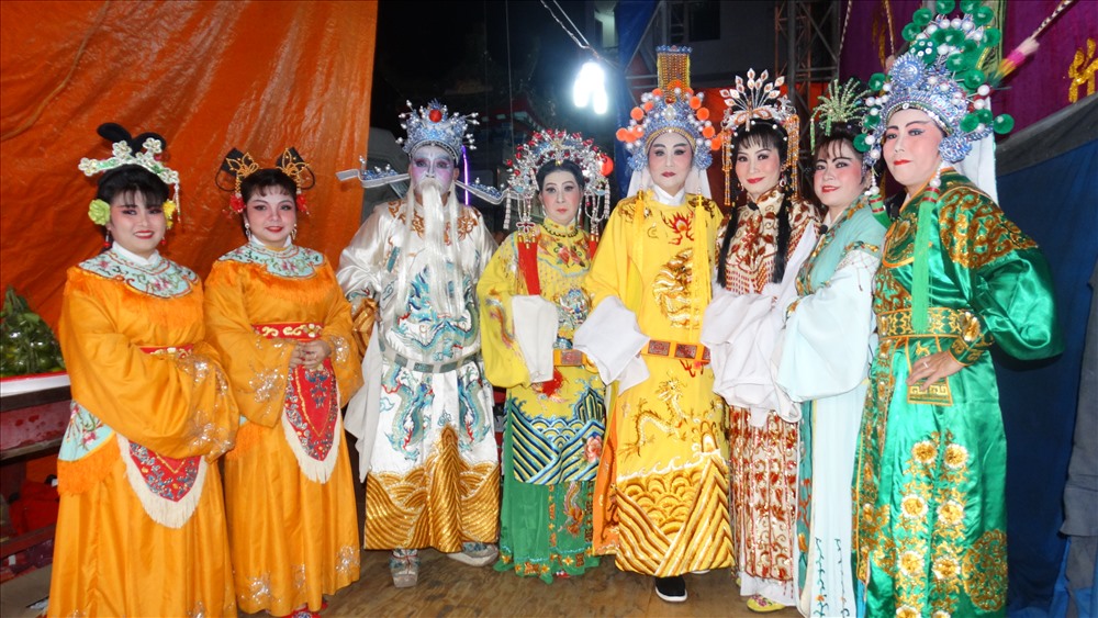 Đoàn ca kịch mang tên Đoàn Ca kịch Thống Nhất Quảng Triều biểu diễn Hồ Quảng tại Chùa Ông (Quận 5) với hơn 40 diễn viên. Để có thể biểu diễn chương trình dài 3 giờ đồng hồ, các diễn viên phải “luyện bài” từ vài tháng trước tết.