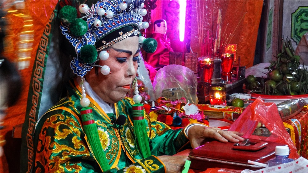 Mỗi nghệ sĩ đều trang bị cho mình một hộp đồ nghề chuyên dụng riêng, bao gồm các loại mỹ phẩm trang điểm, trang sức, bột màu và những vật dụng cá nhân. Để tiết kiệm chi phí, mỗi người nghệ sĩ đều phải tự biết trang điểm, vẽ mặt cho mình. Thời gian để vẽ xong một khuôn mặt khoảng 1 giờ.