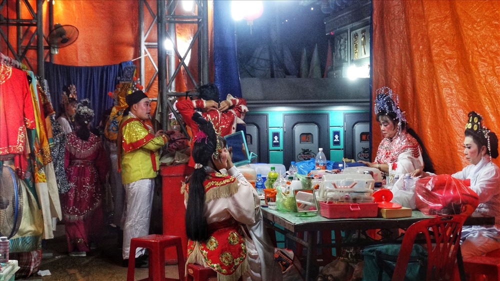 Hóa trang là khâu quan trọng, trước khi lên sân khấu. Trang điểm khuôn mặt trong hát Hồ Quảng thật sự là một nghệ thuật khi việc vẽ, pha màu cũng như áp dụng màu sắc cho đúng với vai diễn đòi hỏi người nghệ sĩ phải có trình độ chuyên môn cao và điêu luyện