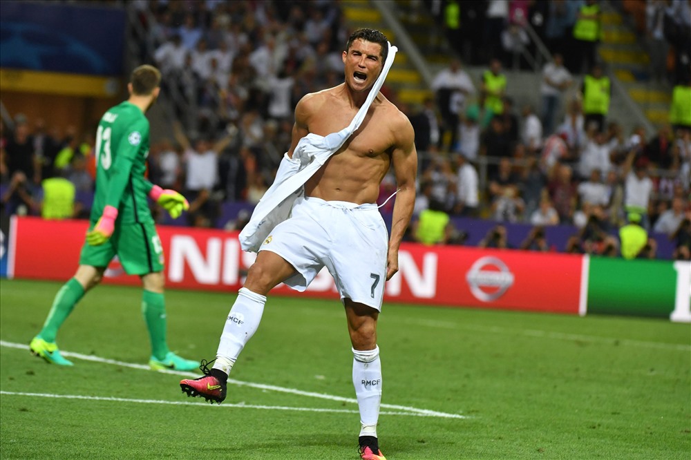 Màn xé áo khó quên của CR7. Ảnh: Reuters.