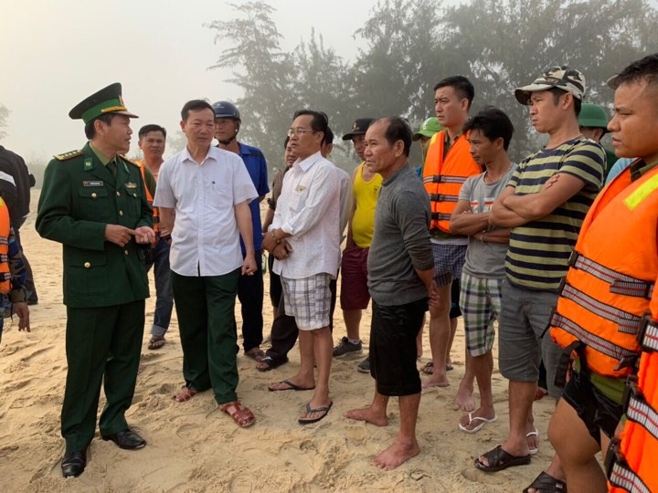 Lực lượng BĐBP cứu hộ 4 ngư dân vào bờ.