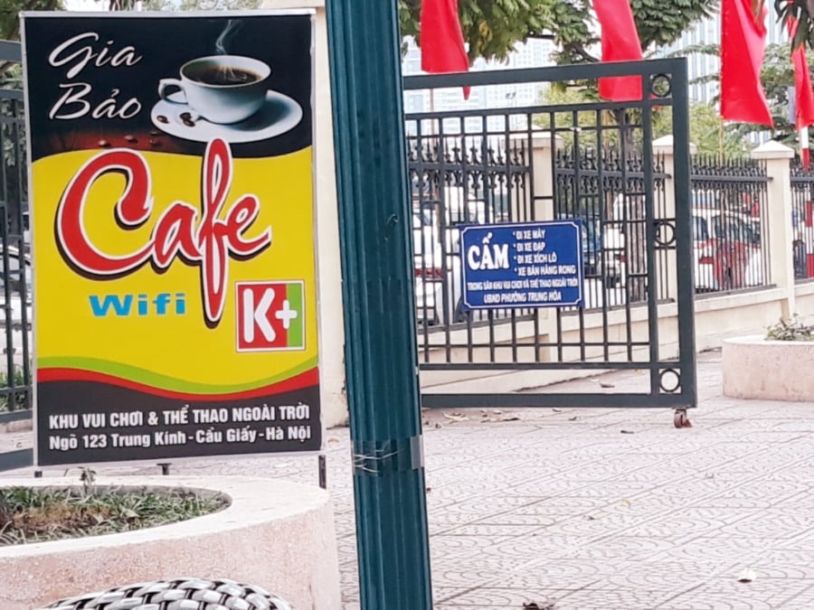 Ngoài cổng khu vui chơi ghi rõ cấm các phương tiện giao thông ra vào. Ảnh: TN