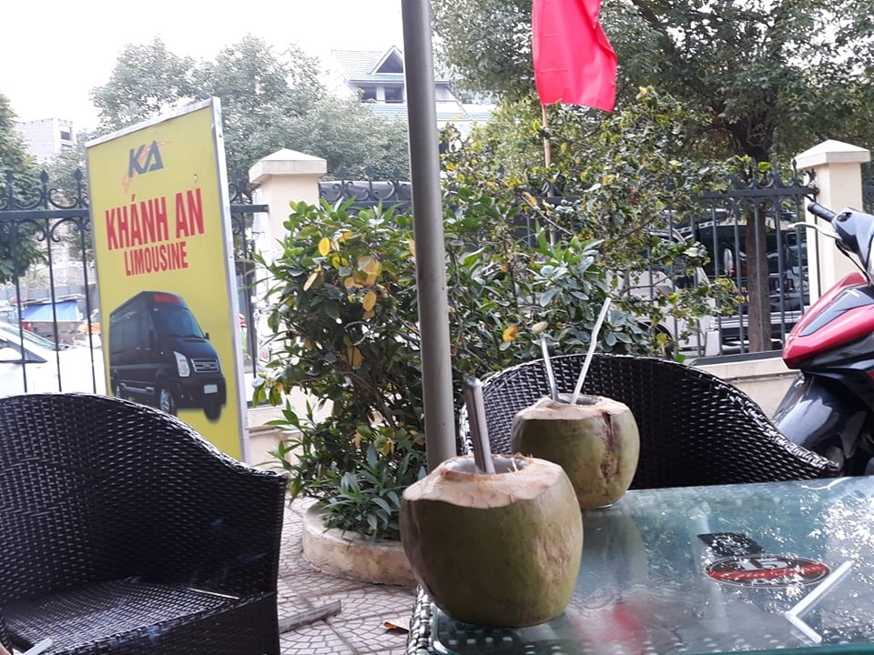 Quán cafe cũng là “bến cóc” của nhà xe Khánh An. Ảnh: TN