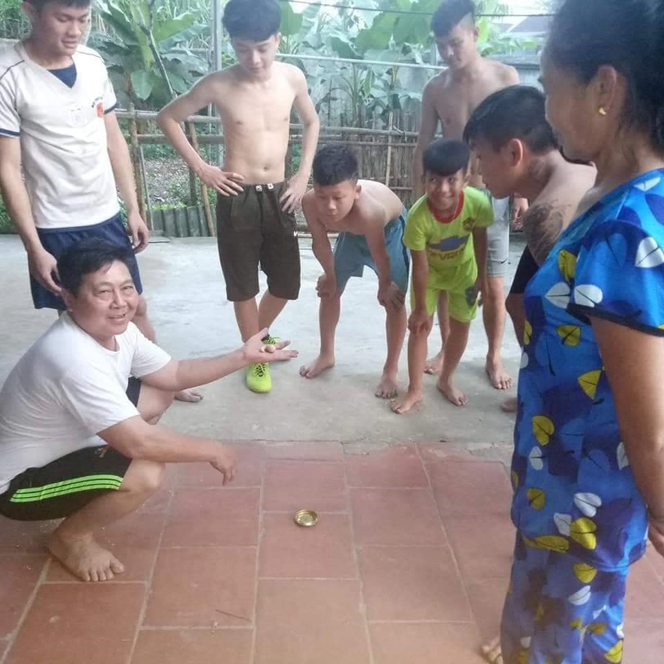 Ông Ngân Đình Phòng (người cầm quả trứng lạ) cùng nhiều người dân hiếu kỳ trong bản