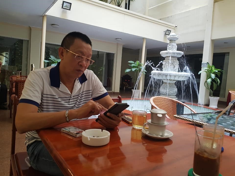 Khoảnh khắc giản dị bên tách cà phê của MC Lại Văn Sâm.