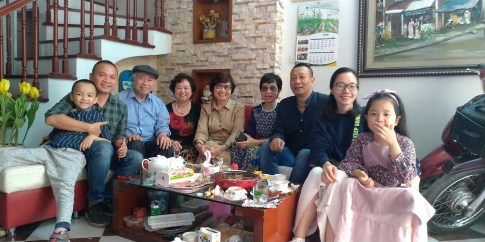 MC Lại Văn Sâm hạnh phúc quây quần bên người thân trong ngày Tết.