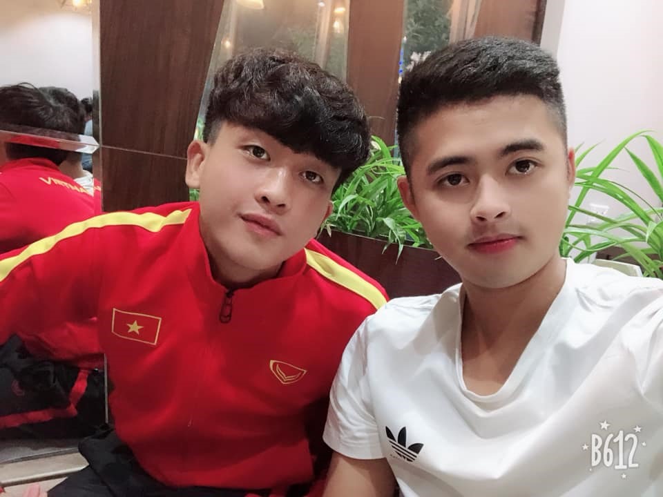 Trên Facebook, Danh Trung thường xuyên đăng các tấm hình selfie cùng bạn bè, người thân. Cầu thủ trẻ sở hữu cho mình một vẻ bề ngoài vô cùng điển trai, mà cư dân mạng hay đặt biệt danh “soái ca“.