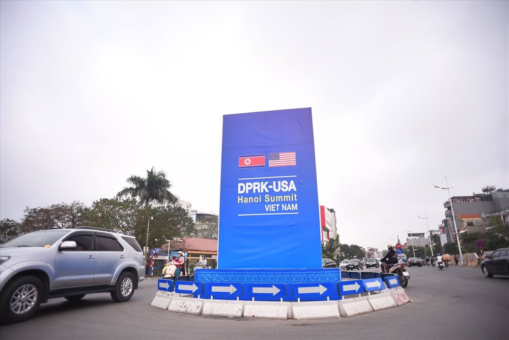 Ngày 20.2, một số tuyến đường Hà Nội được lắp đặt nhiều tấm biển banner cỡ lớn chào đón hội nghị thượng đỉnh Mỹ - Triều.