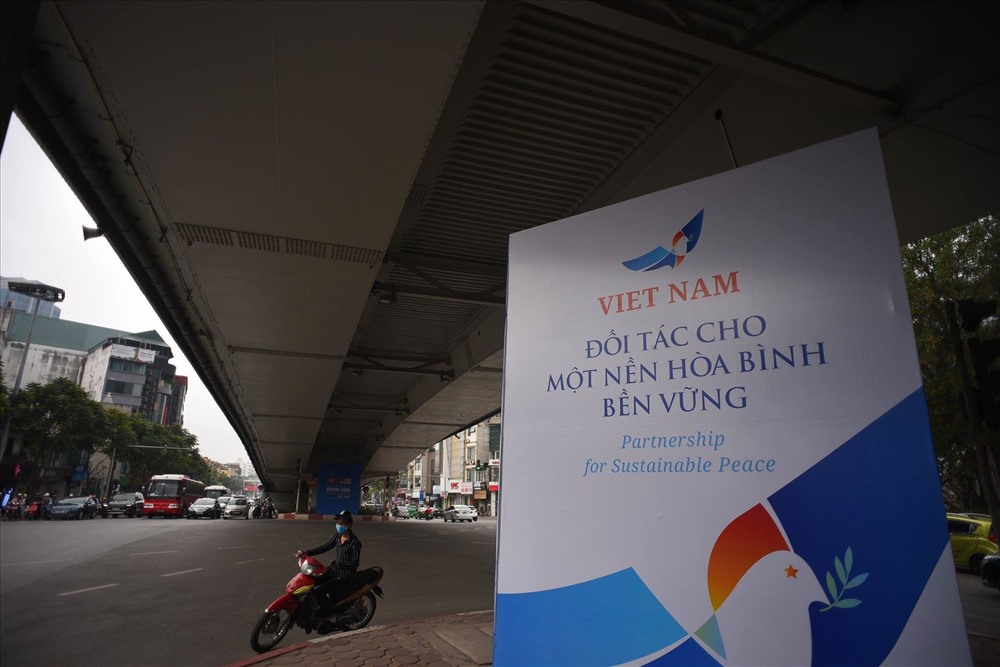Ngày 20.2, một số tuyến đường Hà Nội được lắp đặt nhiều tấm biển banner cỡ lớn chào đón hội nghị thượng đỉnh Mỹ - Triều.