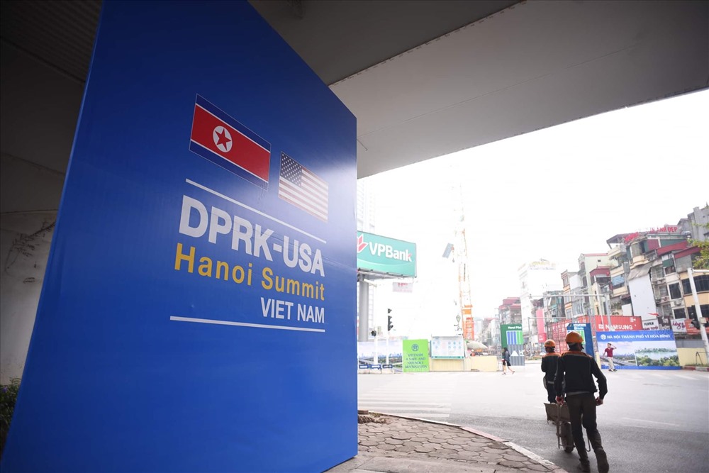 Ngày 20.2, một số tuyến đường Hà Nội được lắp đặt nhiều tấm biển banner cỡ lớn chào đón hội nghị thượng đỉnh Mỹ - Triều.