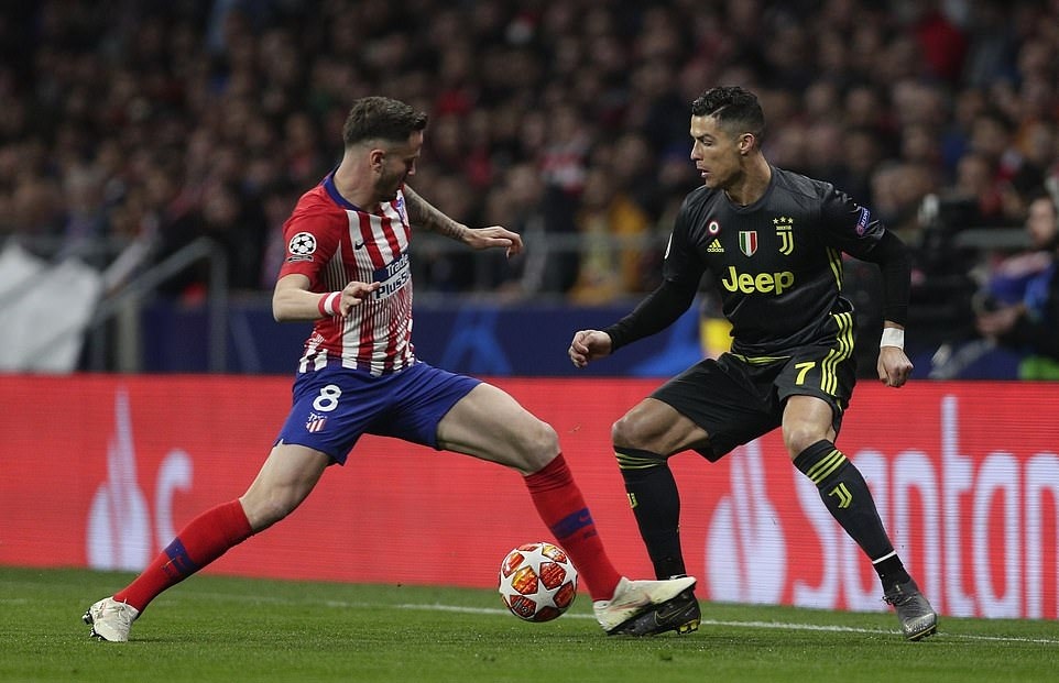 CR7 gặp khó khi bị cắt liên lạc với tuyến dưới. Ảnh: Getty.