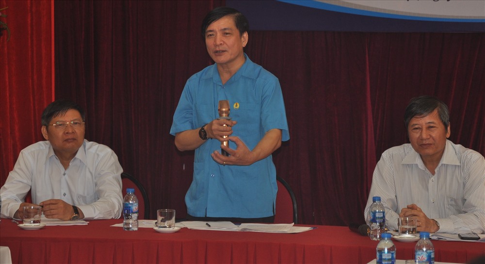 Đồng chí Bùi Văn Cường, Ủy viên Trung ương Đảng, Chủ tịch Tổng LĐLĐVN phát biểu tại Hội thảo. Ảnh: Quế Chi