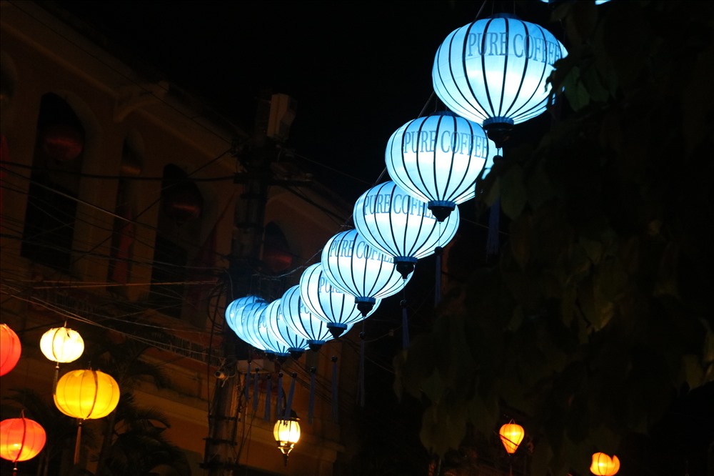 Đèn lồng và chùa Cầu đã trở thành thương hiệu khi du lịch đến Hội An. Ảnh: Đ.V