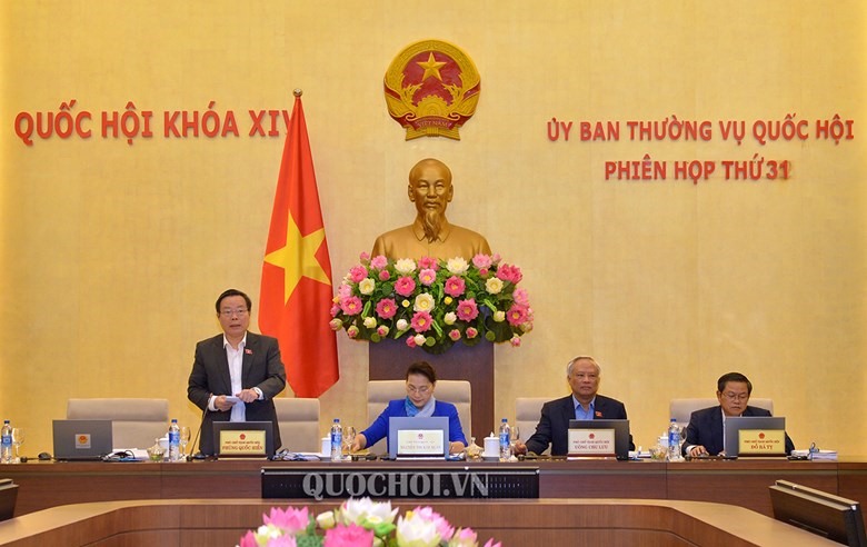 Phó Chủ tịch Quốc hội Phùng Quốc Hiển (đứng) cho ý kiến về Dự thảo Luật Giáo dục (sửa đổi)