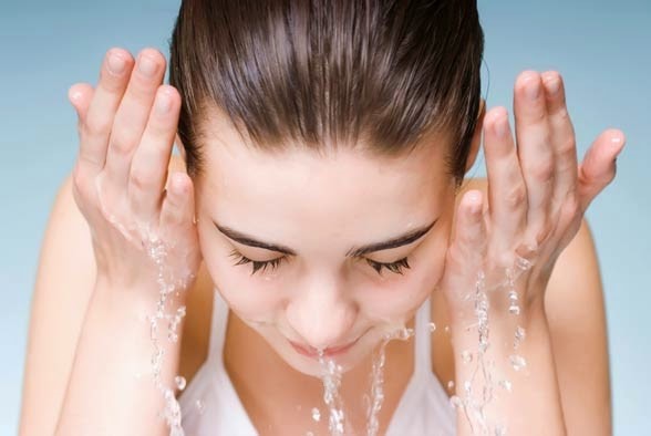 Rửa mặt quá nhiều lần gây xuất hiện nếp nhăn sớm.