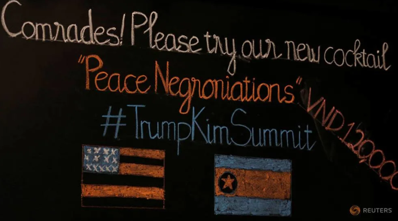 Các đồng chí! Hãy thử cocktail mới của chúng tôi. Peace Negronations. Ảnh: Reuters