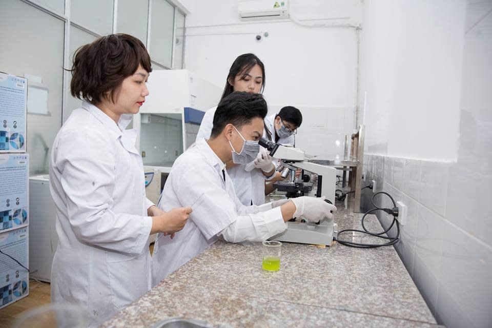 Sinh viên Trường Đại học Thủy lợi trong giờ thí nghiệm. Ảnh minh họa: ĐH Thủy Lợi.