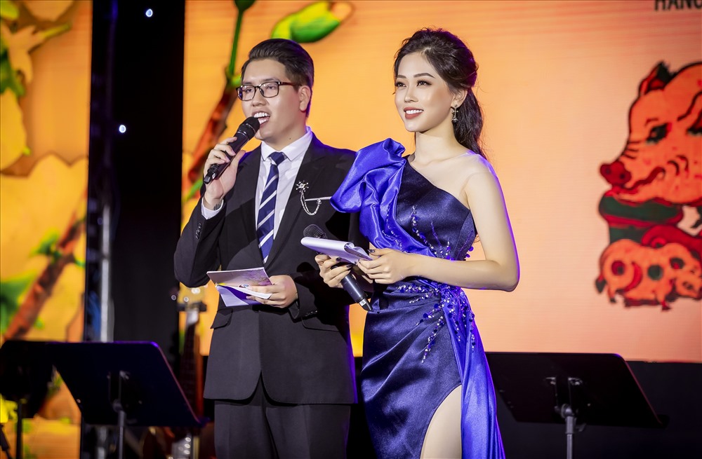 Phương Nga lần đầu tiên xuất hiện với vai trò MC chuyên nghiệp.