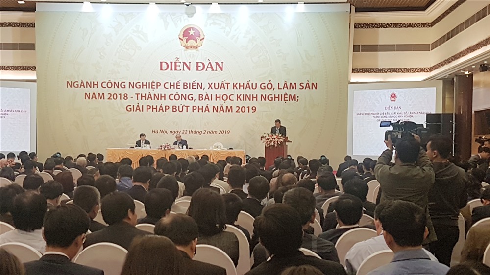 Toàn cảnh diễn đàn.