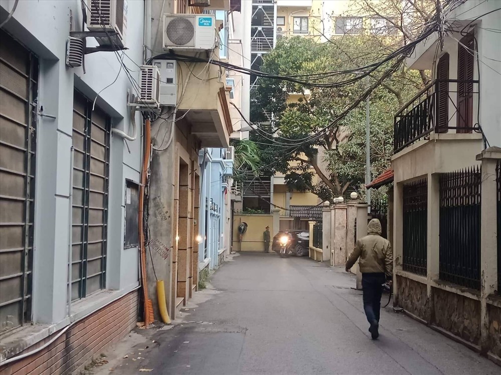 Lực lượng chức năng đến để thực hiện lệnh khám xét nhà ông Nguyễn Bắc Son