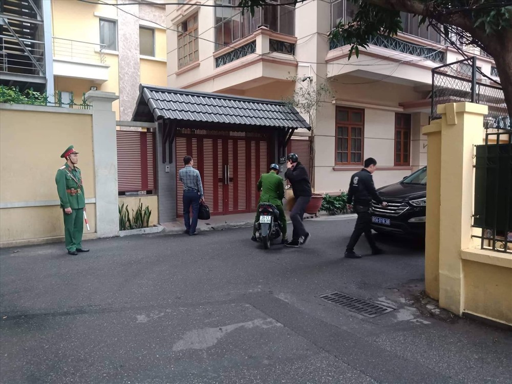 Lực lượng chức năng đến để thực hiện lệnh khám xét nhà ông Nguyễn Bắc Son