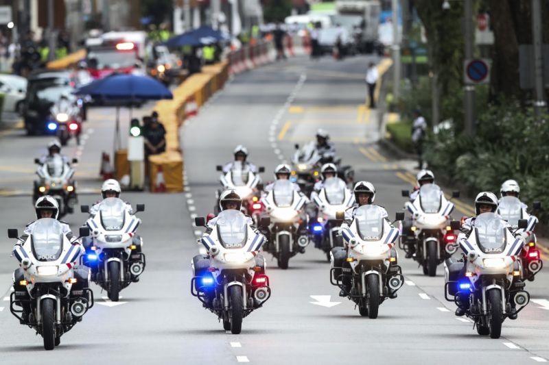 Các sĩ quan cảnh sát dẫn đoàn xe của nhà lãnh đạo Triều Tiên Kim Jong-un rời khách sạn St. Regis đến khách sạn Capella. Ảnh: AP.
