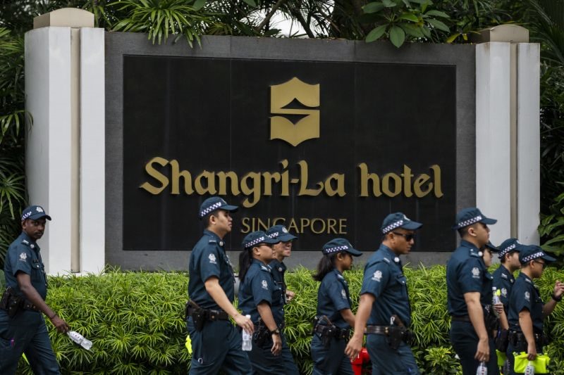 Các sĩ quan cảnh sát tuần tra bên ngoài khách sạn Shangri-La ở Singapore trước hội nghị thượng đỉnh đầu tiên giữa Tổng thống Mỹ và nhà lãnh đạo Triều Tiên. Ảnh: AP.