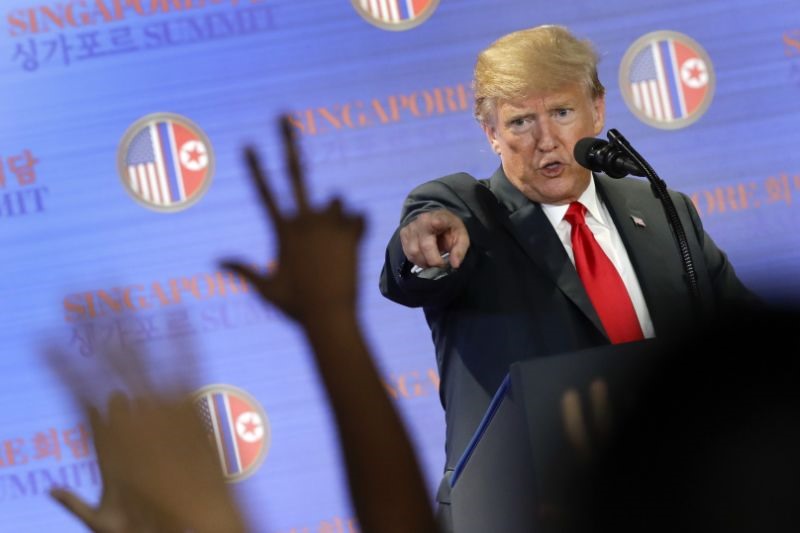 Tổng thống Donald Trump trả lời các câu hỏi về hội nghị thượng đỉnh với nhà lãnh đạo Triều Tiên Kim Jong-un trong cuộc họp báo tại khu nghỉ dưỡng Capella trên đảo Sentosa. Ảnh AP.