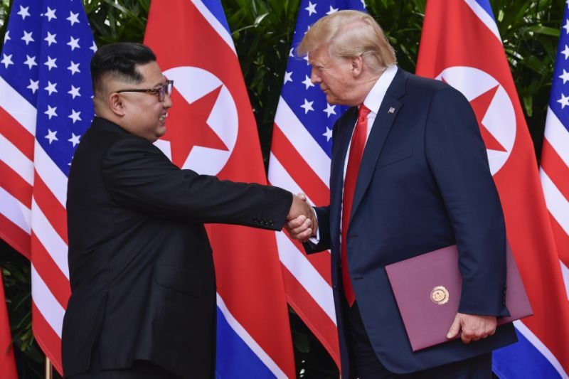 Nhà lãnh đạo Triều Tiên Kim Jong-un và Tổng thống Mỹ Donald Trump bắt tay khi kết thúc cuộc họp ở Singapore. Ảnh: AP.