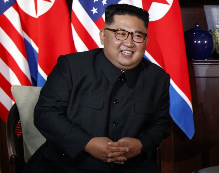 Nhà lãnh đạo Triều Tiên Kim Jong-un mỉm cười khi gặp Tổng thống Donald Trump ngày 12.6.2018 tại Singapore. Ảnh: AP.