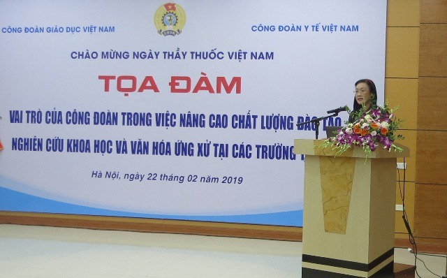 TS. Phạm Thanh Bình - Ủy viên BCH Tổng LĐLĐVN; Chủ tịch CĐ Y tế VN phát biểu đề dẫn tại buổi tọa đàm. Ảnh: Xuân Trường