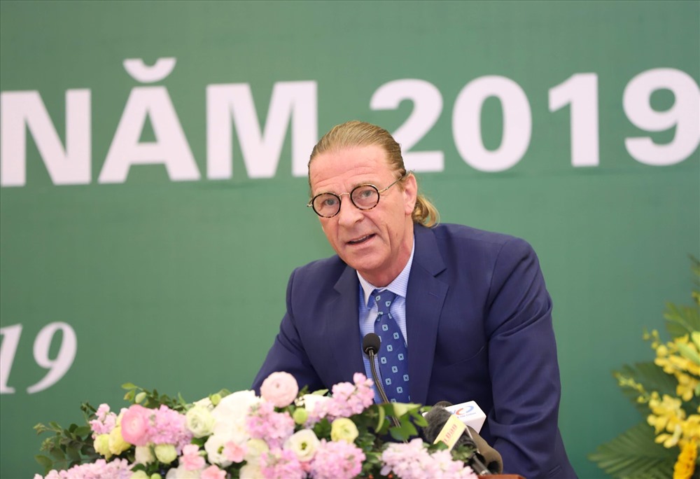 Ông Dominic Scriven - Chủ tịch Dragon Capital phát biểu tại Hội nghị Phát triển Thị trường chứng khoán năm 2019. Ảnh: Quang Phúc