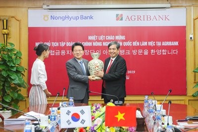 Chủ tịch Agribank trao quà lưu niệm cho Chủ tịch NHFG